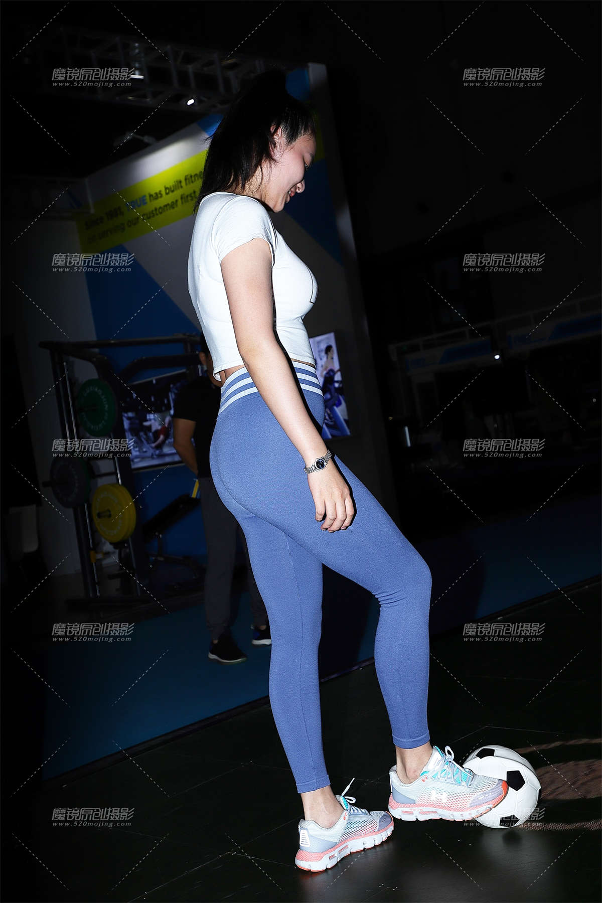 图片[2]-踢球的蓝色运动裤美女-日更街拍