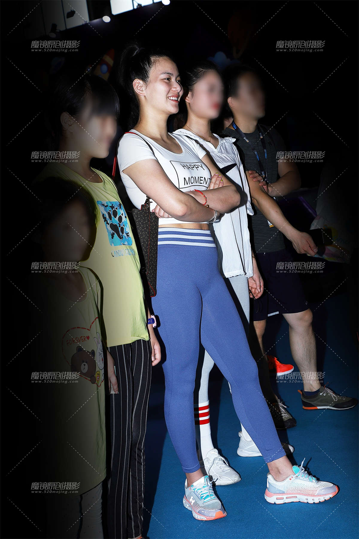 踢球的蓝色运动裤美女-日更街拍