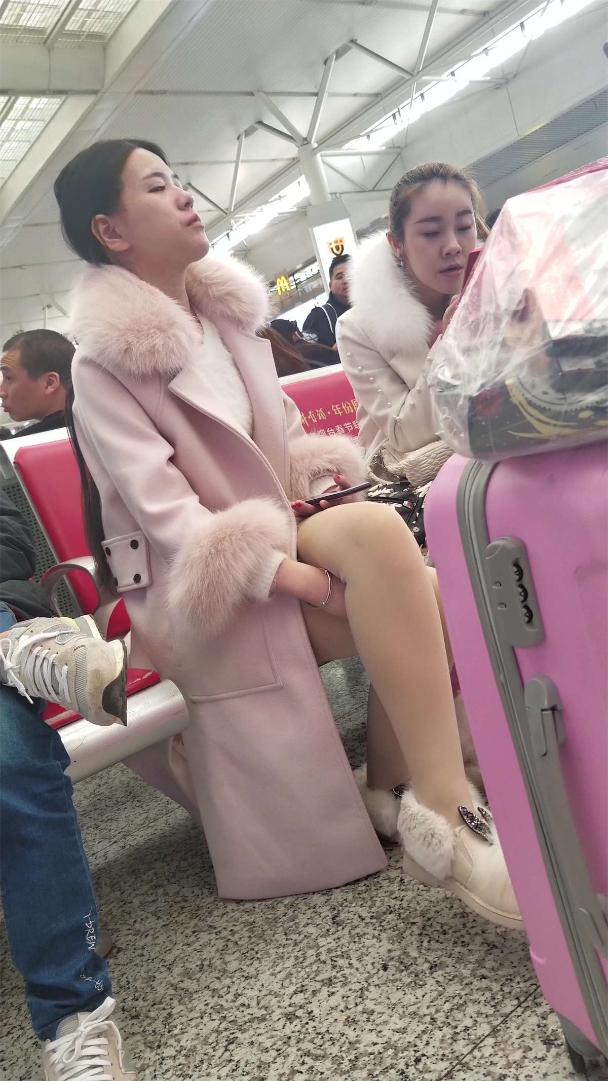 [4K高清视频]候车室闲聊的两极品街拍肉丝美女-日更街拍