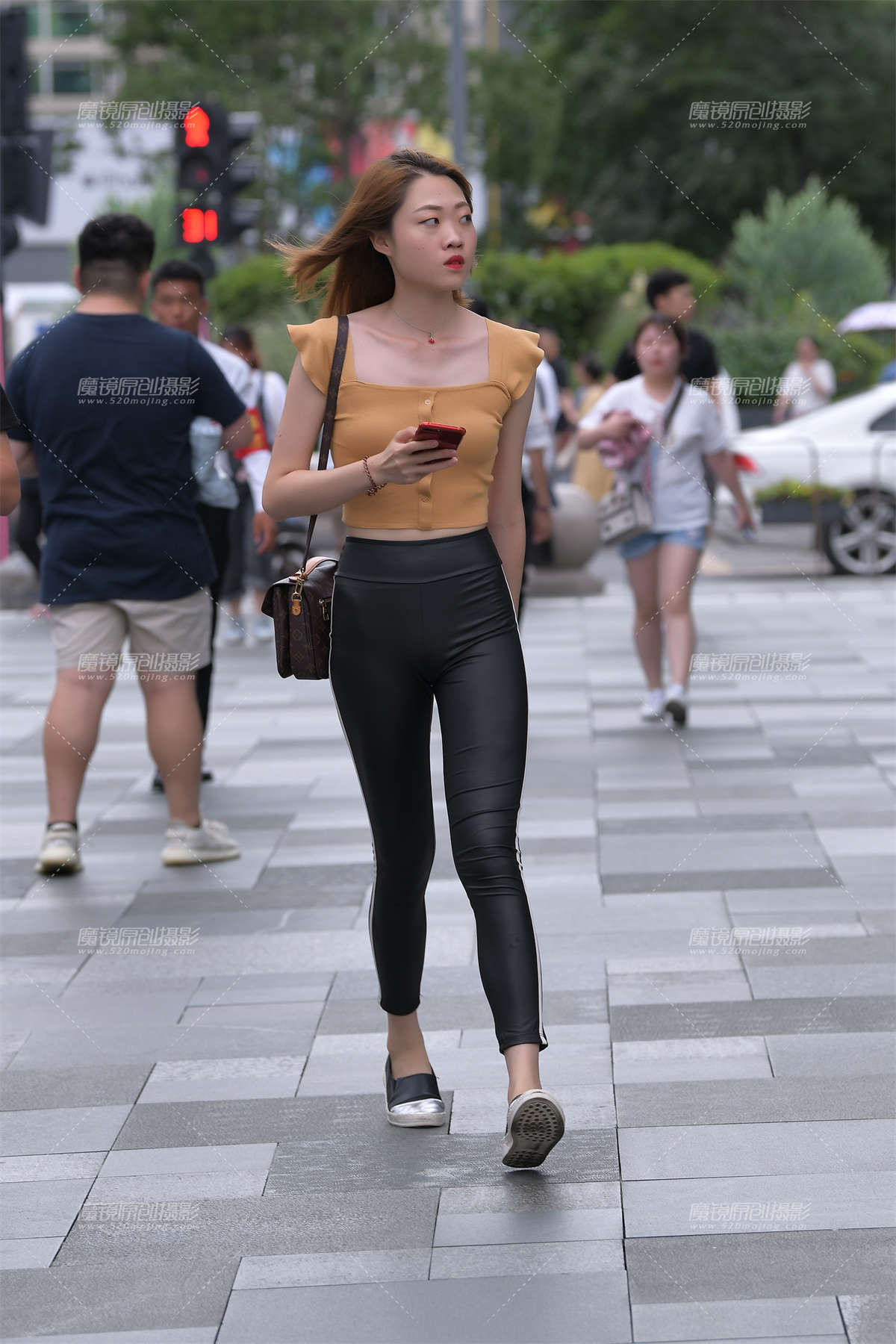 性感的紧身皮裤美眉-日更街拍