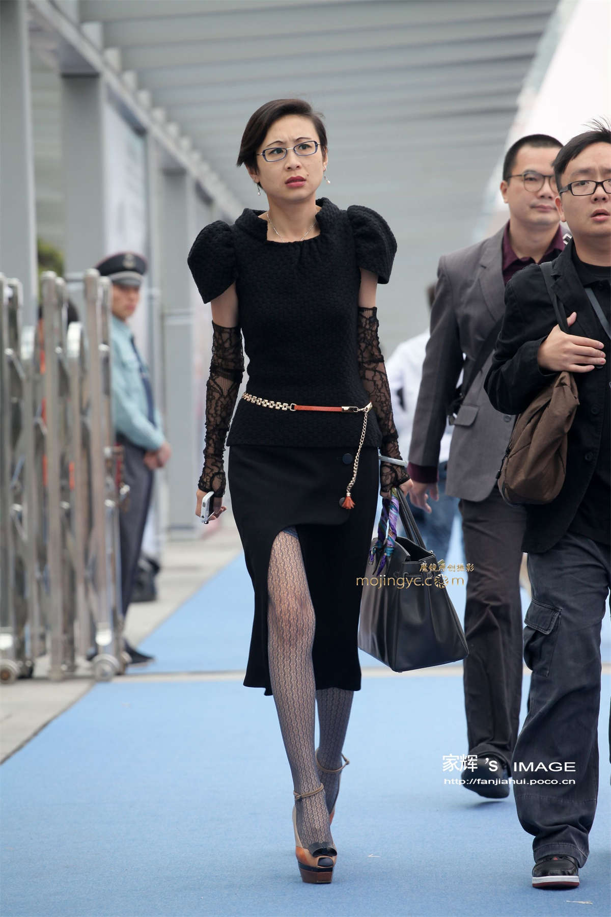 开叉长裙黑丝熟女-日更街拍