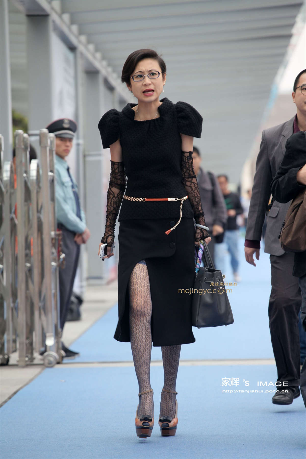 图片[2]-开叉长裙黑丝熟女-日更街拍