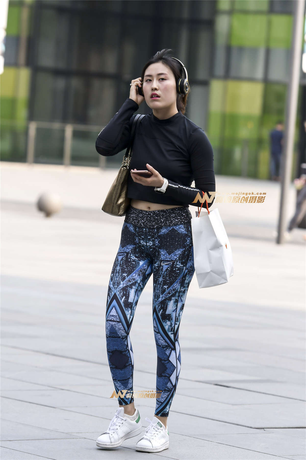 身材性感就要瑜伽裤搭配。极品美女-日更街拍