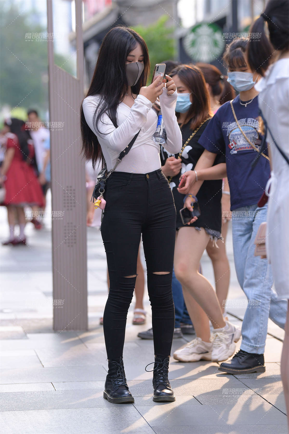 紧致黑裤清新美眉-日更街拍
