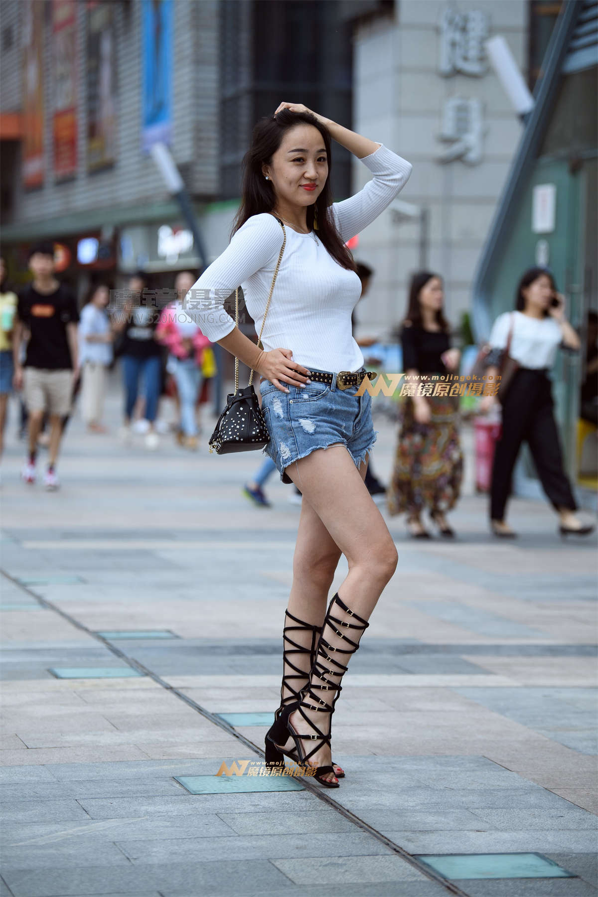 【久久赛帖】身材高挑的美女穿上罗马鞋让美腿愈加性感-日更街拍