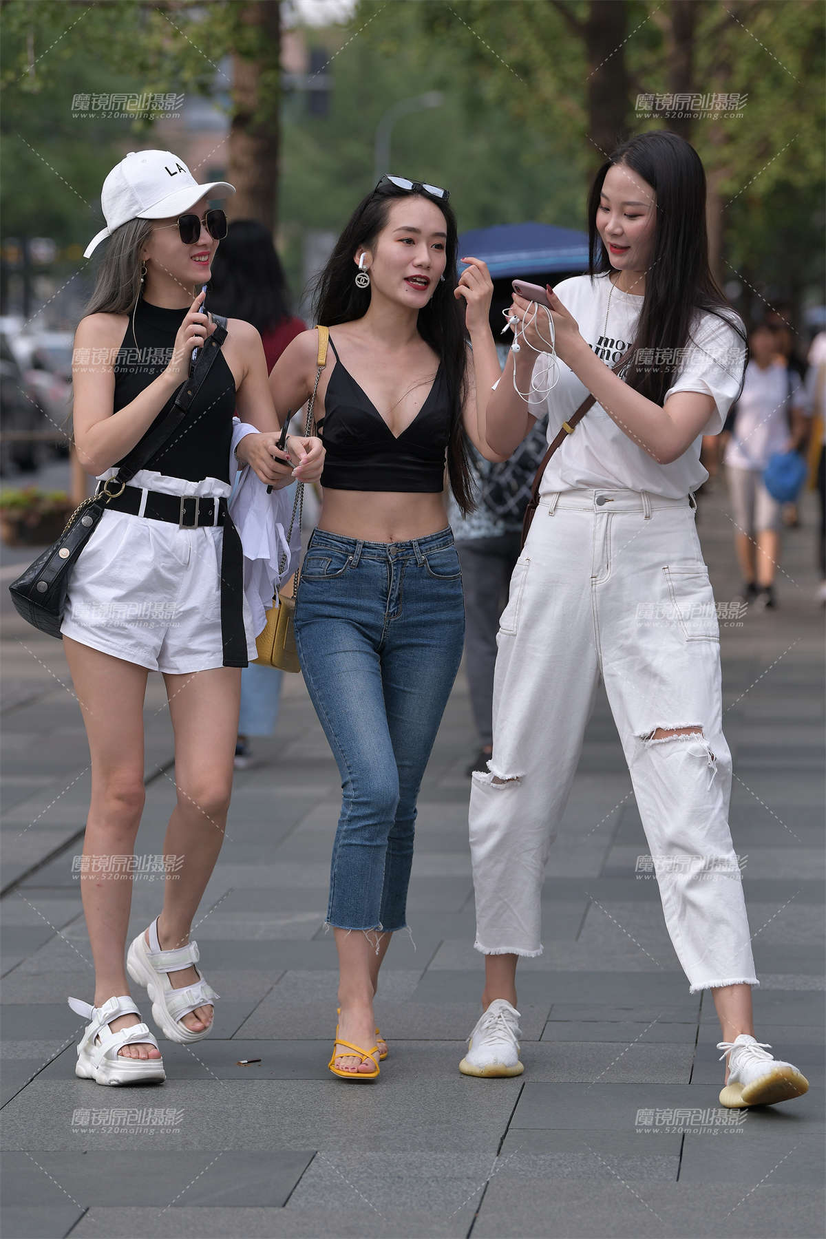 性感低胸露腰紧牛小姐姐-日更街拍