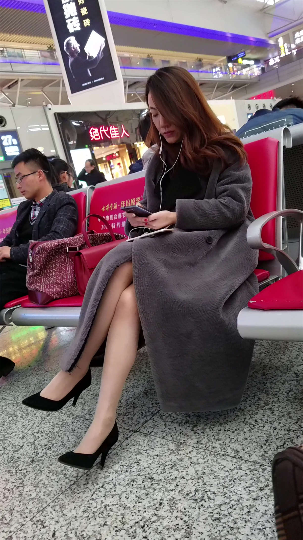 图片[2]-[4K高清视频]候车室火车站性感高跟鞋女神御姐美女-日更街拍