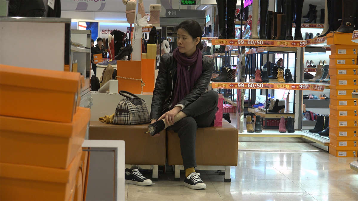 图片[2]-端庄少妇，冬日丝足试鞋的感觉就是不一样-日更街拍