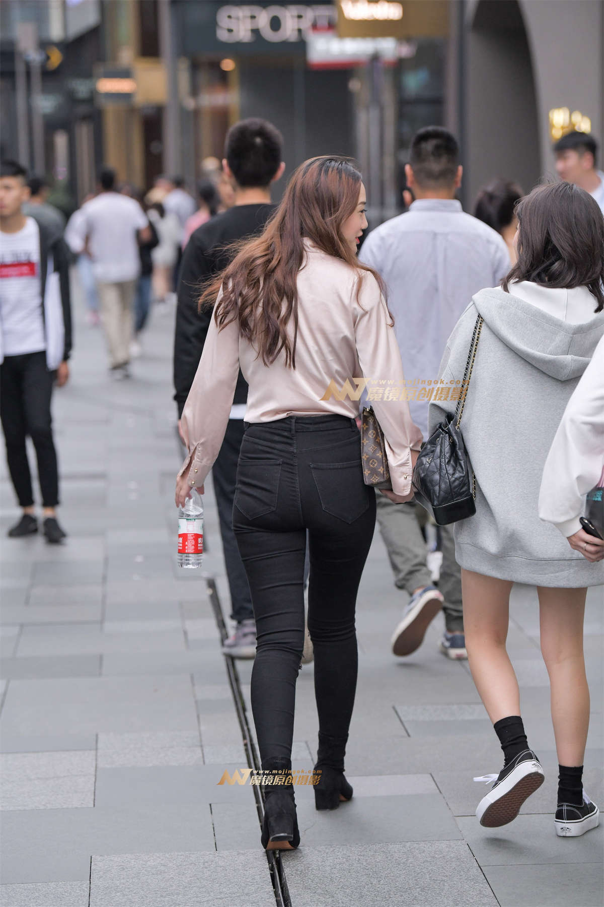 图片[2]-【凯恩赛帖】紧牛长腿翘臀曲线-日更街拍