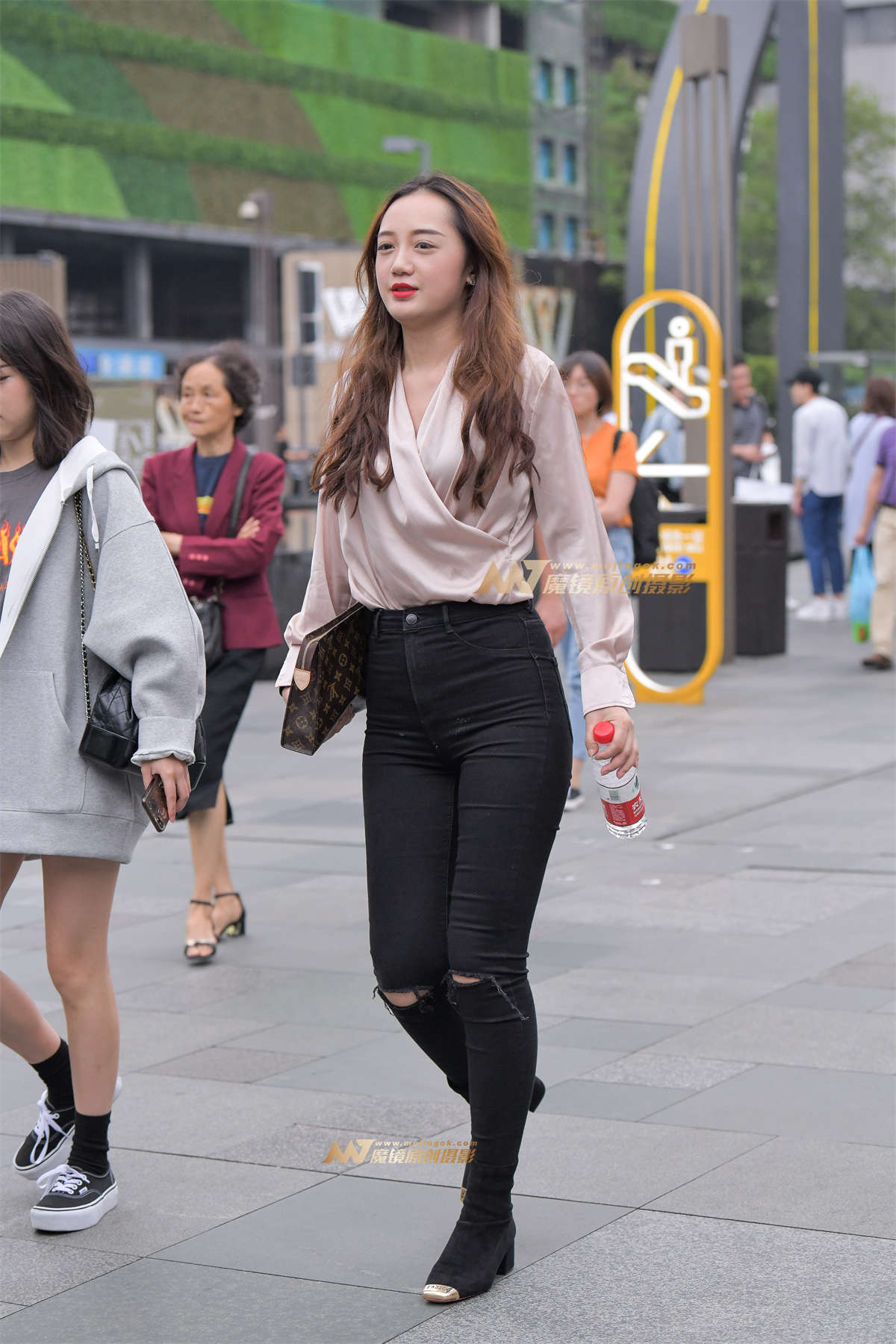 【凯恩赛帖】紧牛长腿翘臀曲线-日更街拍