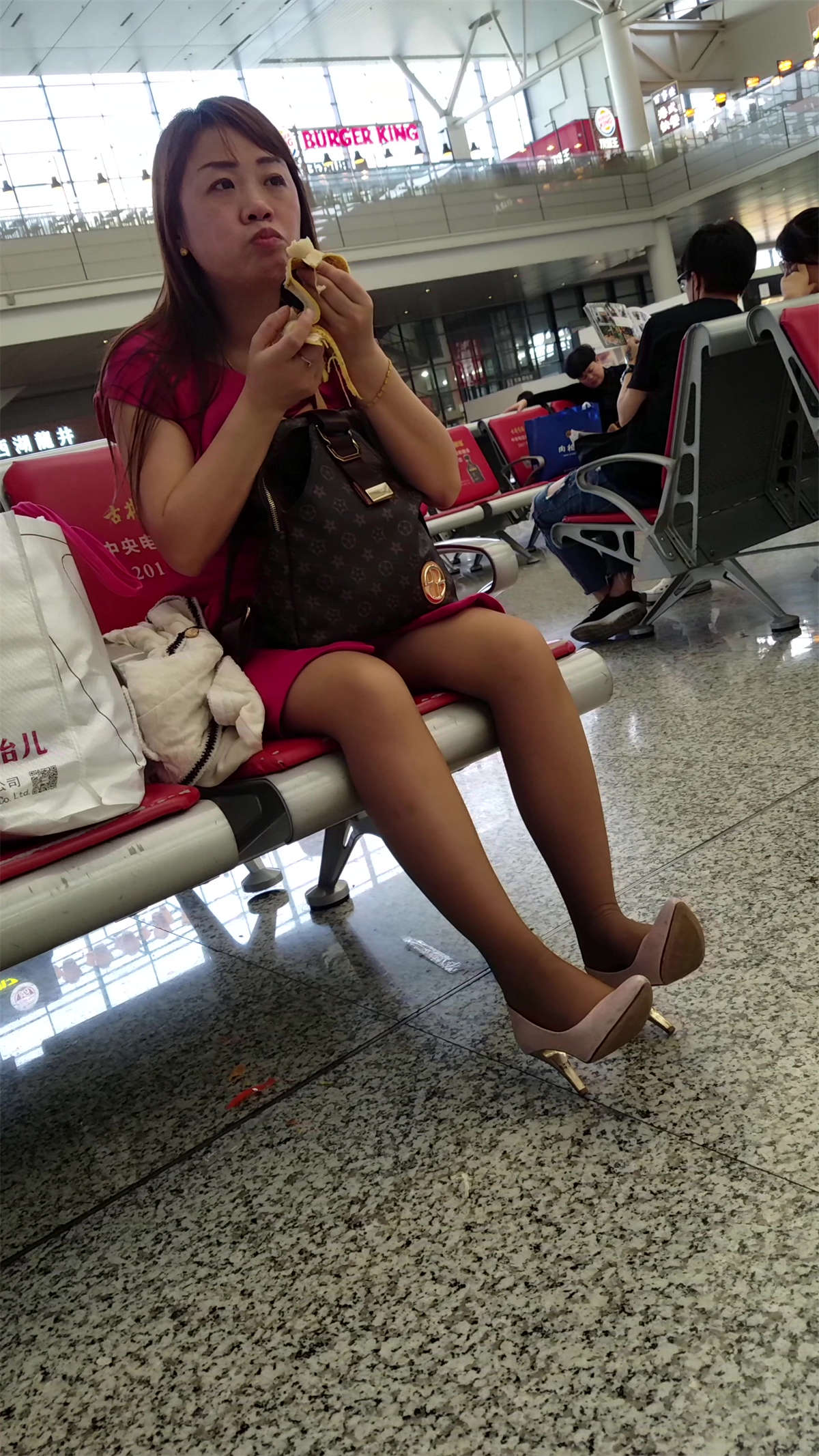 [4K高清视频]吃香蕉的丝袜美腿少妇，你是不是也邪恶了？-日更街拍