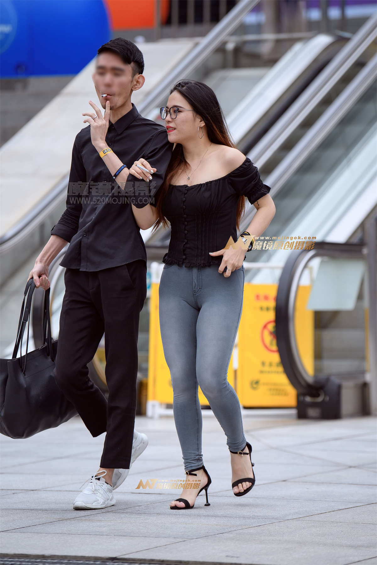 【久久赛帖】一字肩紧身裤美臀-日更街拍