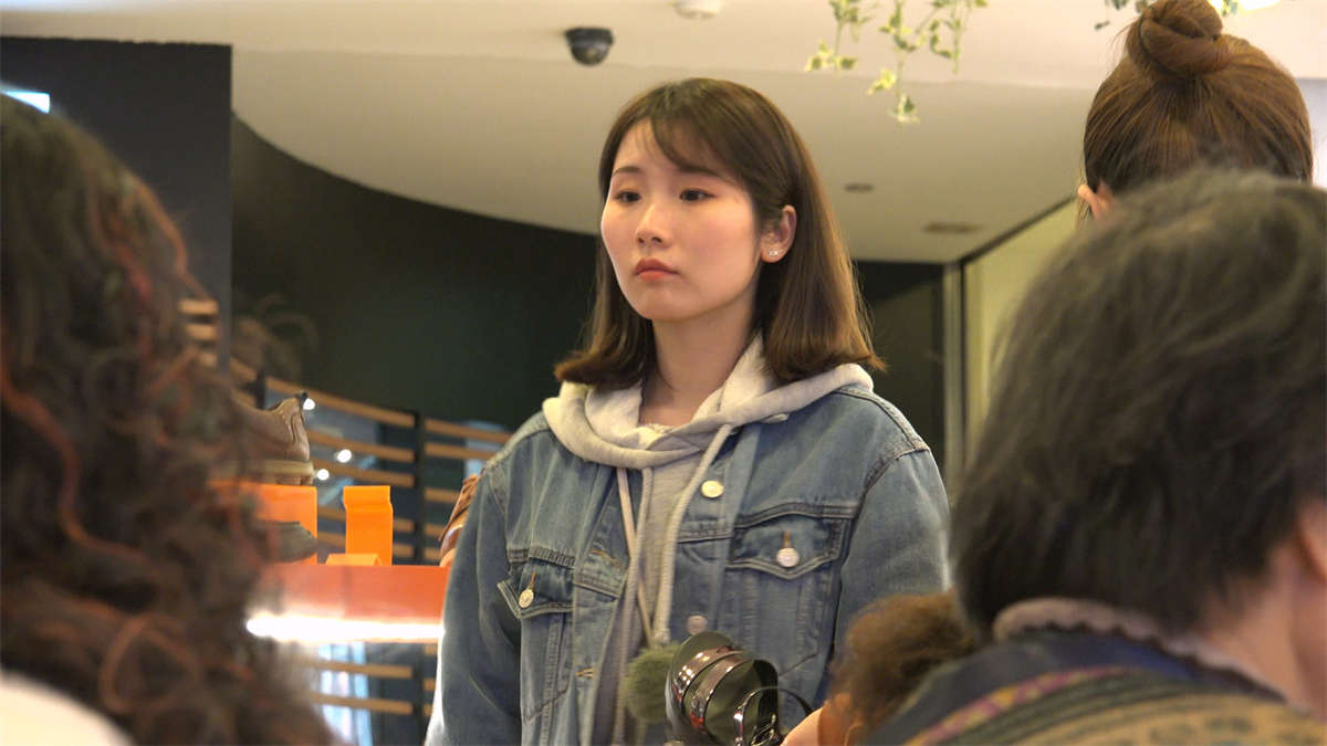 休闲系女生试穿平底单鞋清纯的样子甚是可爱-日更街拍
