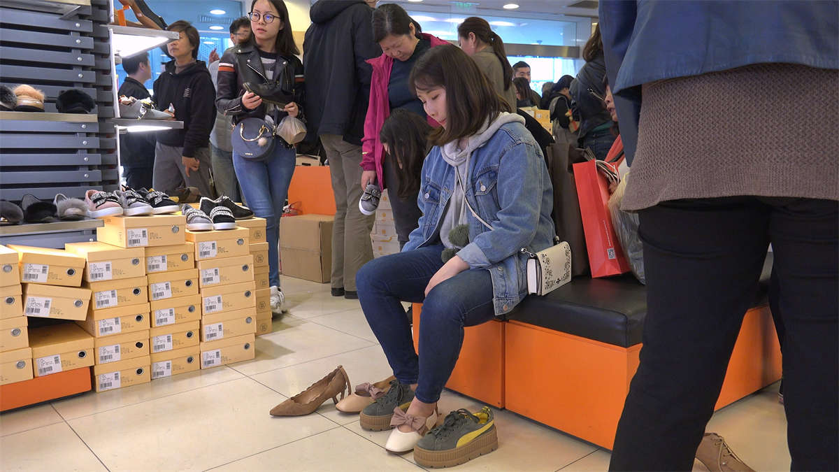 图片[2]-休闲系女生试穿平底单鞋清纯的样子甚是可爱-日更街拍