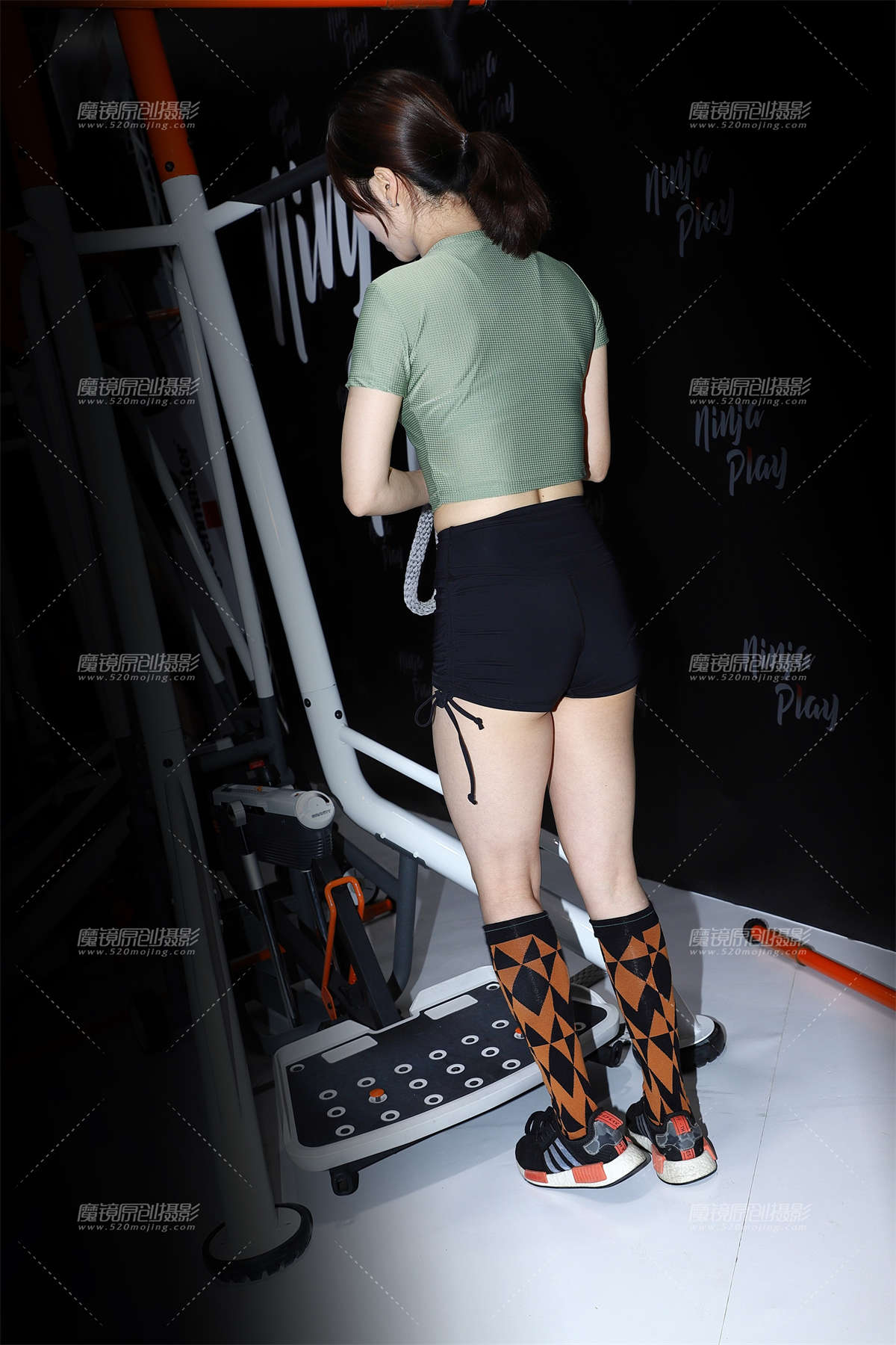 图片[2]-运动中的绿色上衣黑色小短裤-日更街拍