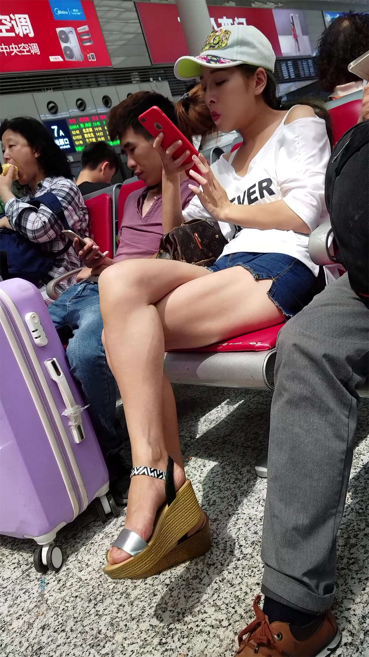 图片[2]-[4K高清视频]牛仔热裤白皙嫩腿鸭舌帽美女-日更街拍