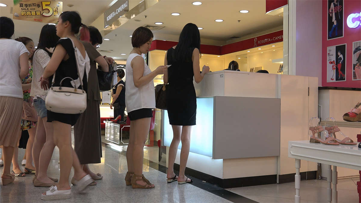 图片[2]-清秀的高挑女孩，一双脚自然骨感无比-日更街拍