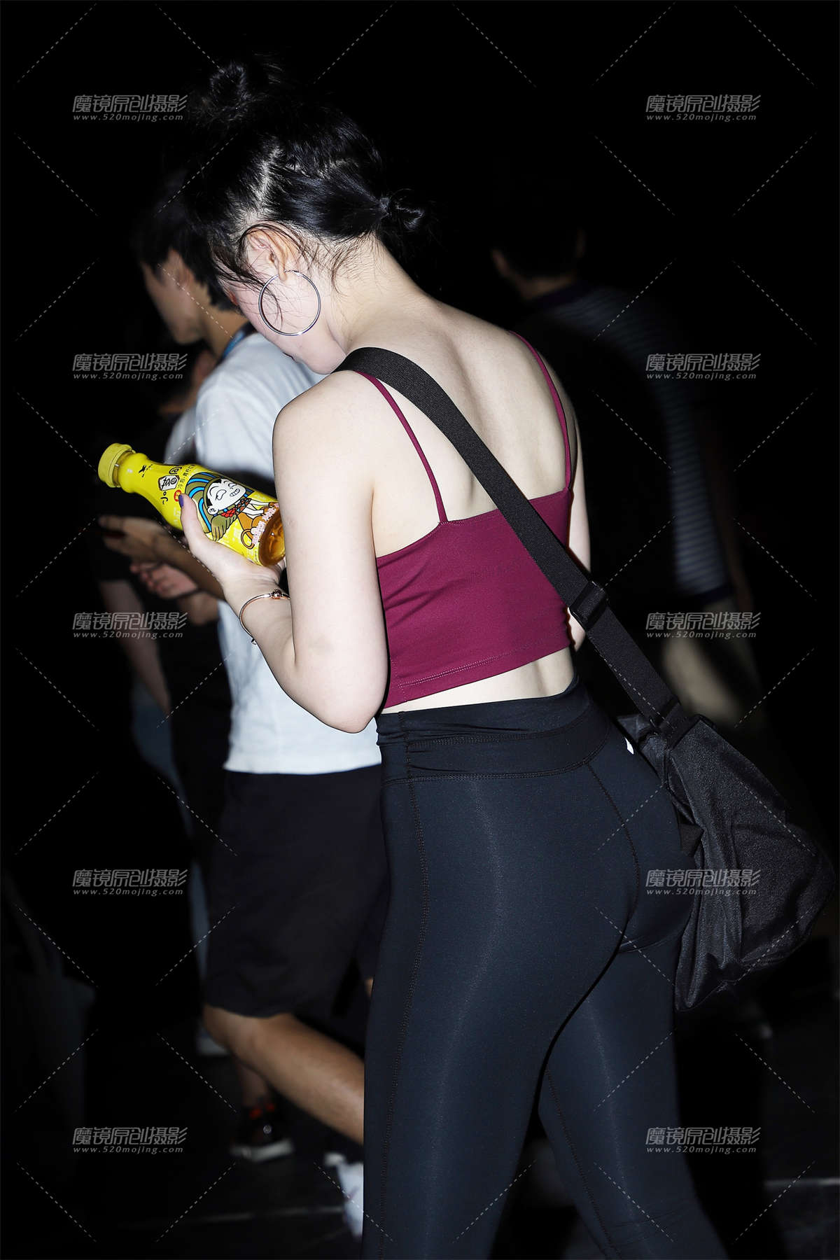 图片[2]-枣红色小背心黑色运动裤女孩-日更街拍