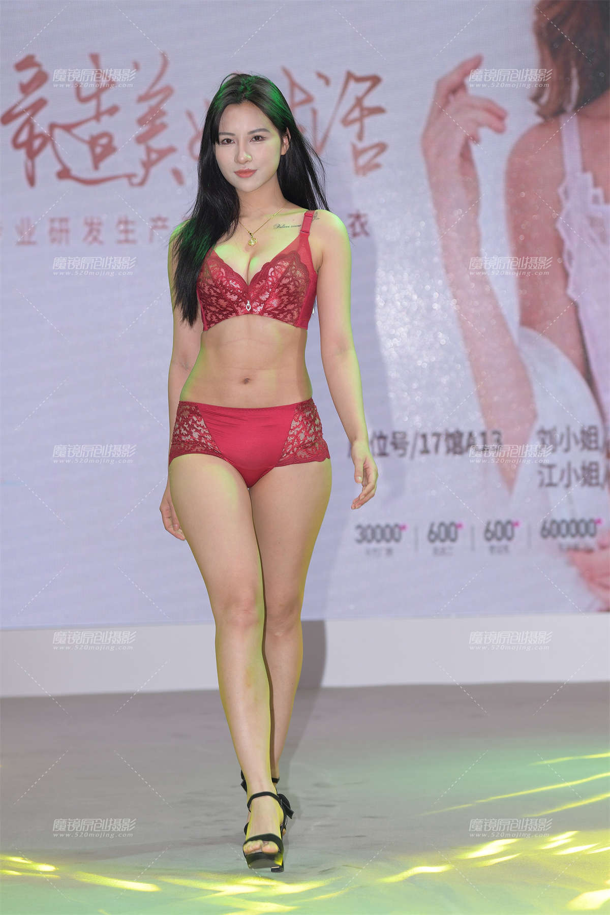 三套一模，熟悉的她？？？-日更街拍