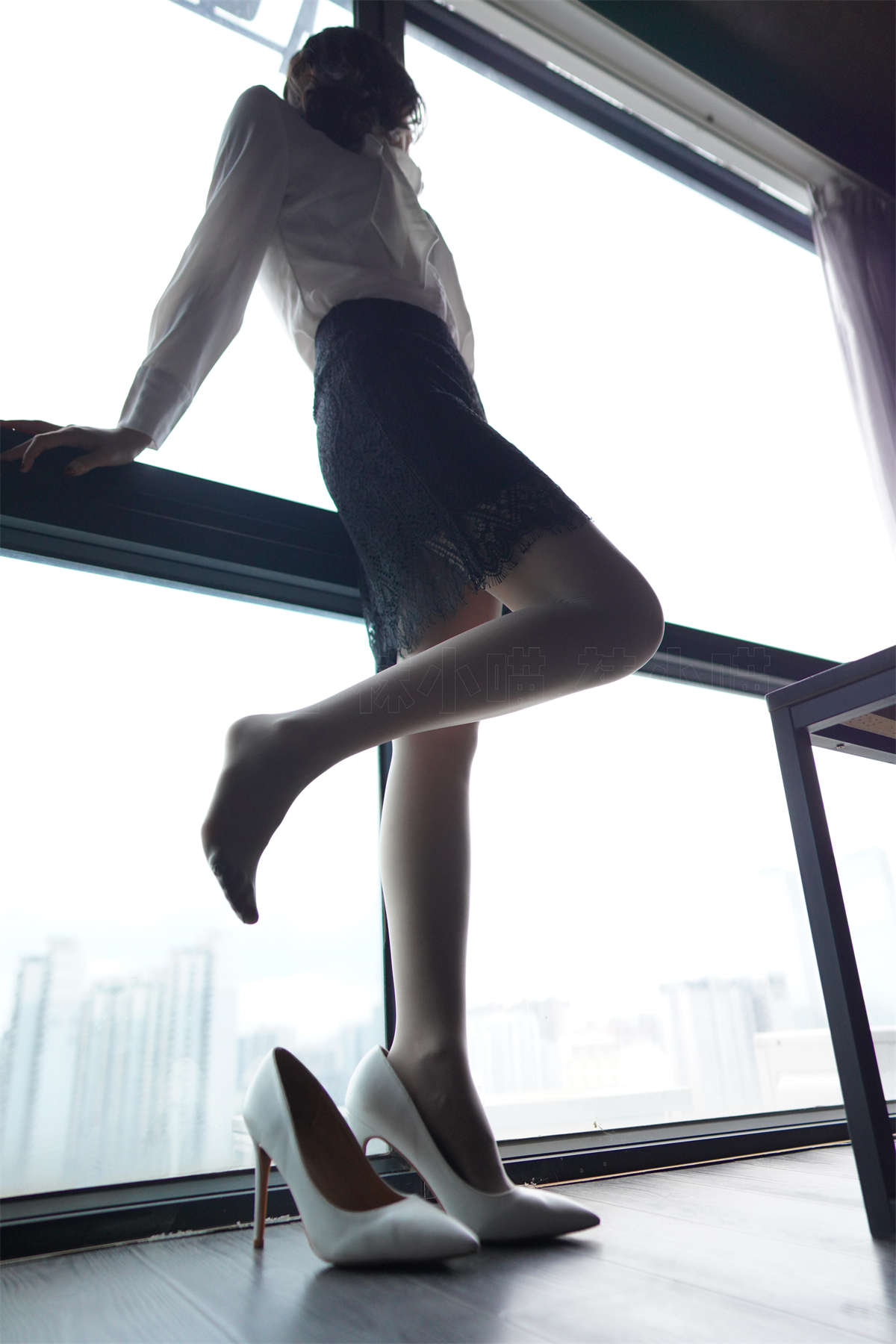 kittyWawa袜小喵 KT207 窗前的骚动-日更街拍