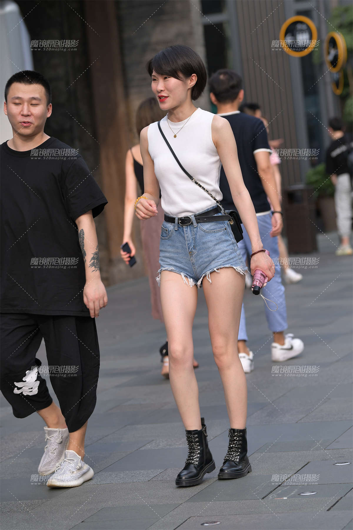 这热裤大白腿，好迷人-日更街拍