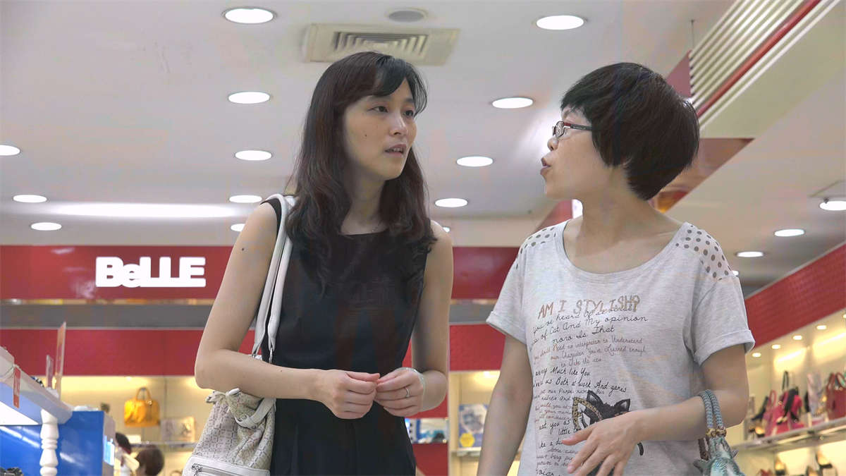 纤瘦型美白少妇商场试鞋-日更街拍