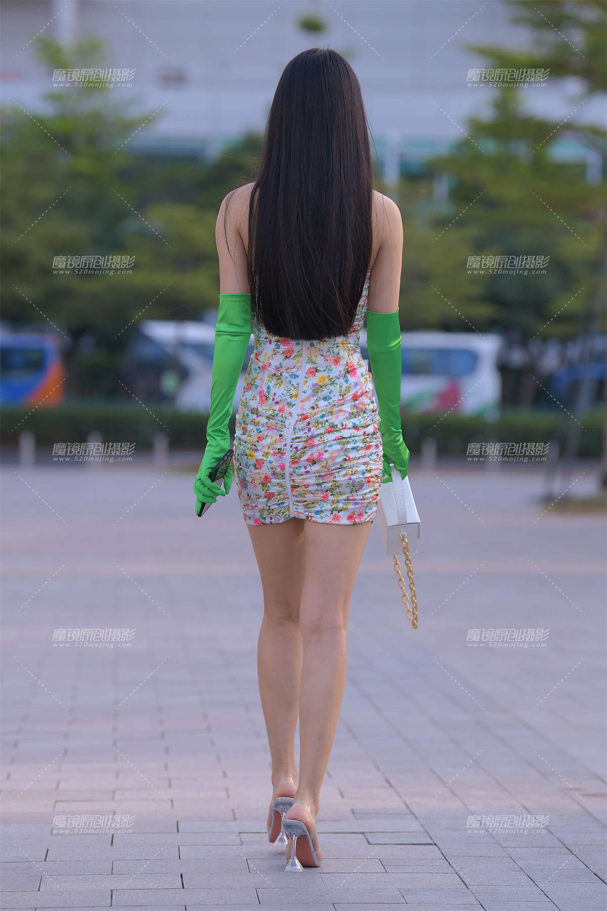 图片[2]-抹胸梅花裙小姐姐-日更街拍