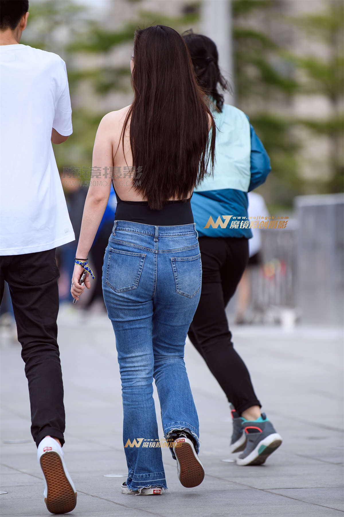 图片[2]-【久久赛帖】真空深V大露背牛仔裤-日更街拍