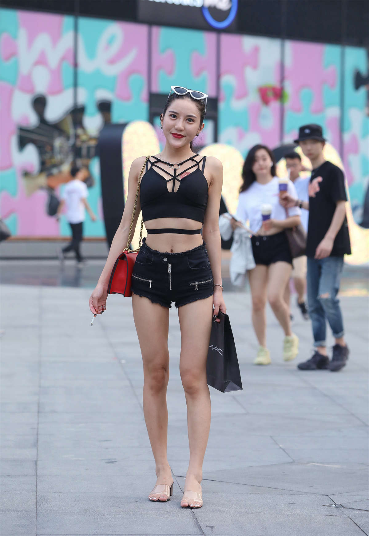 【补档】巧遇超短热裤性感美女-日更街拍