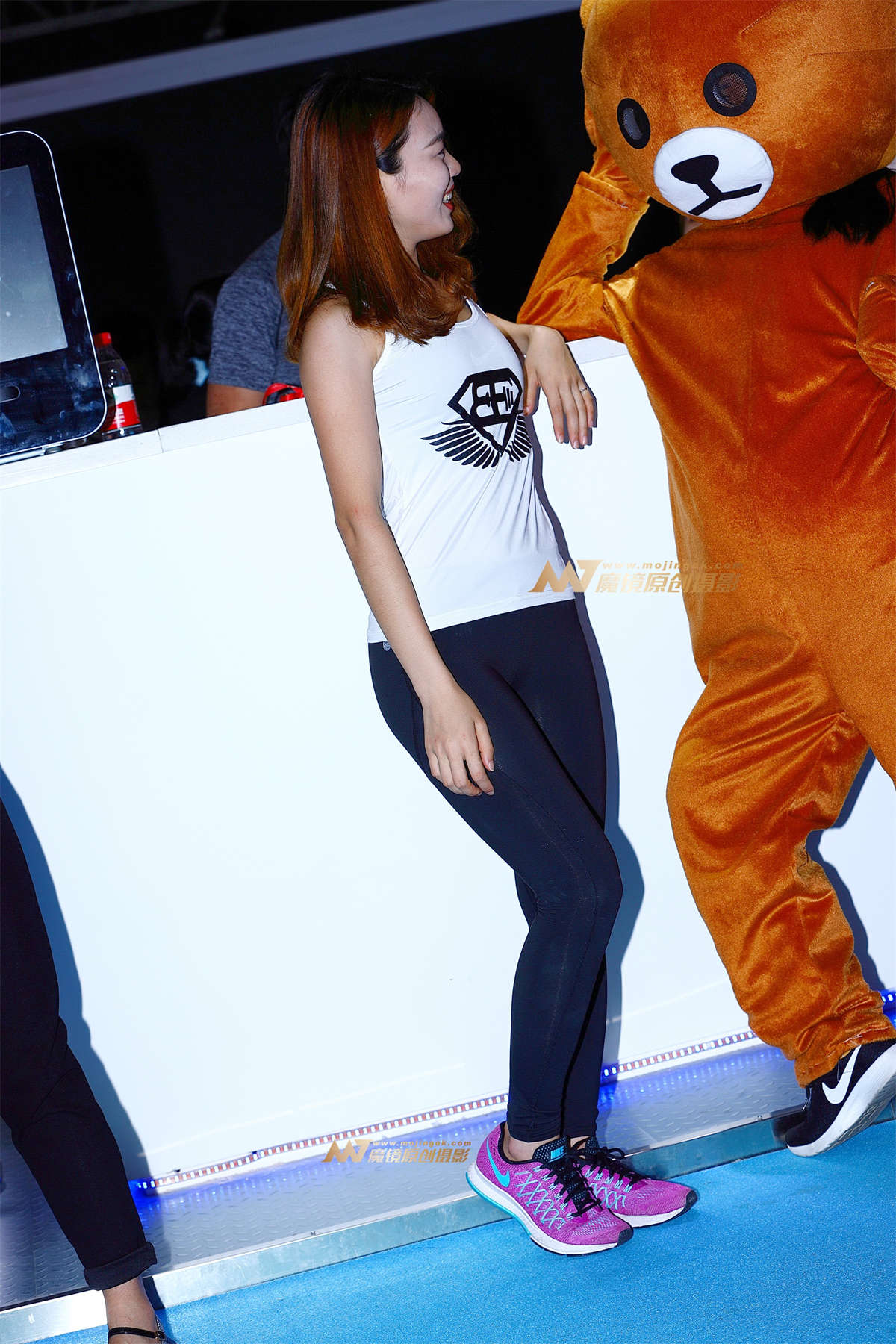 【Mark赛帖】白色T恤黑色紧身裤美女插图1