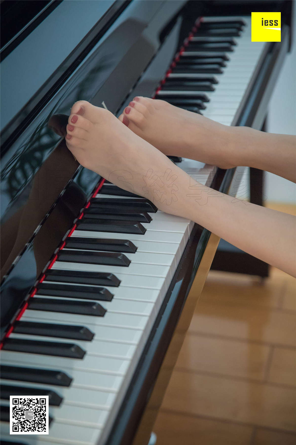 图片[2]-IESS异思趣向 丝享家279期：黑白琴键上的美足七七-日更街拍