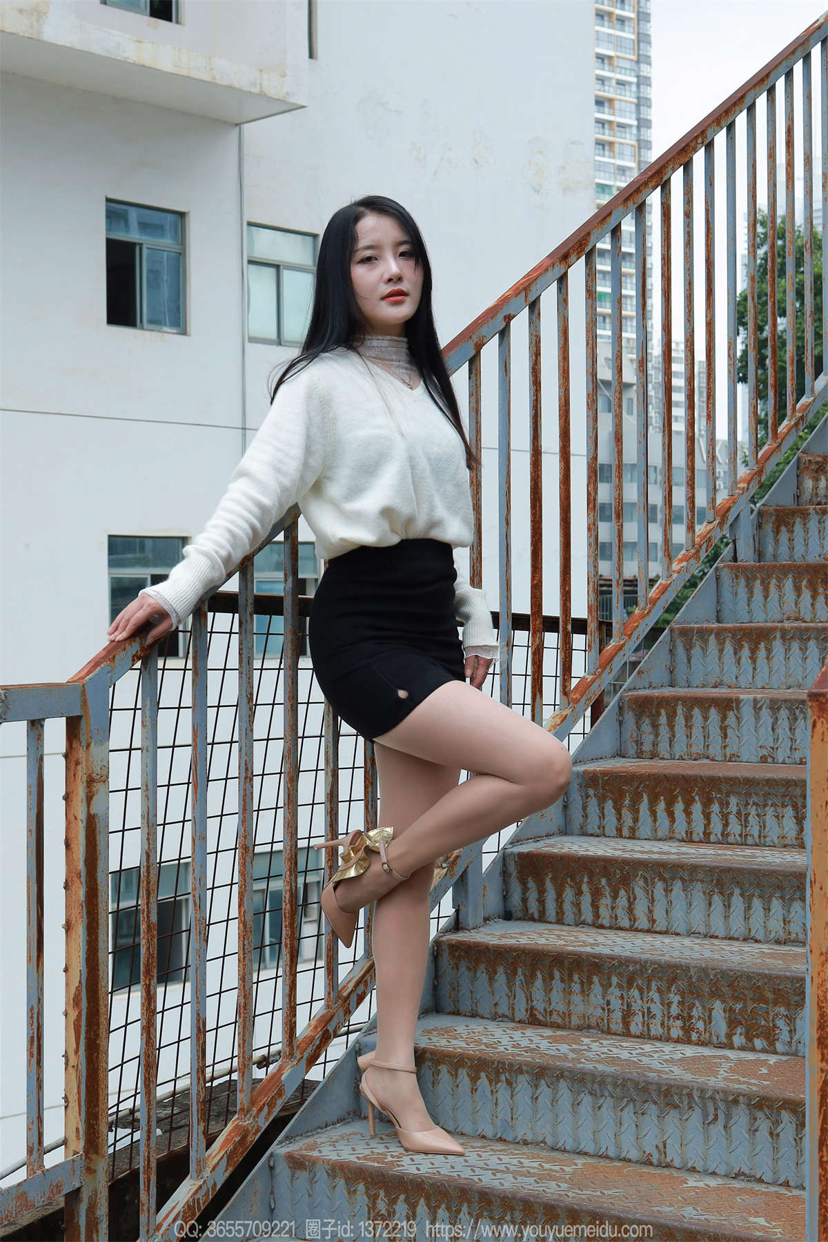 图片[2]-IESS异思趣向 2025.03.03 丝享家1991：婉萍 酒杯美腿-日更街拍