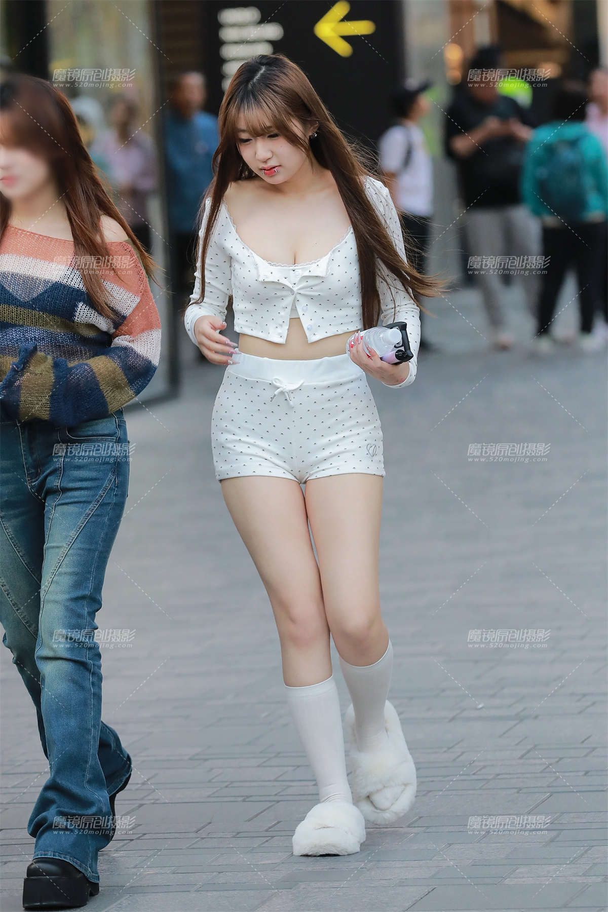 图片[2]-白色热裤美女-日更街拍