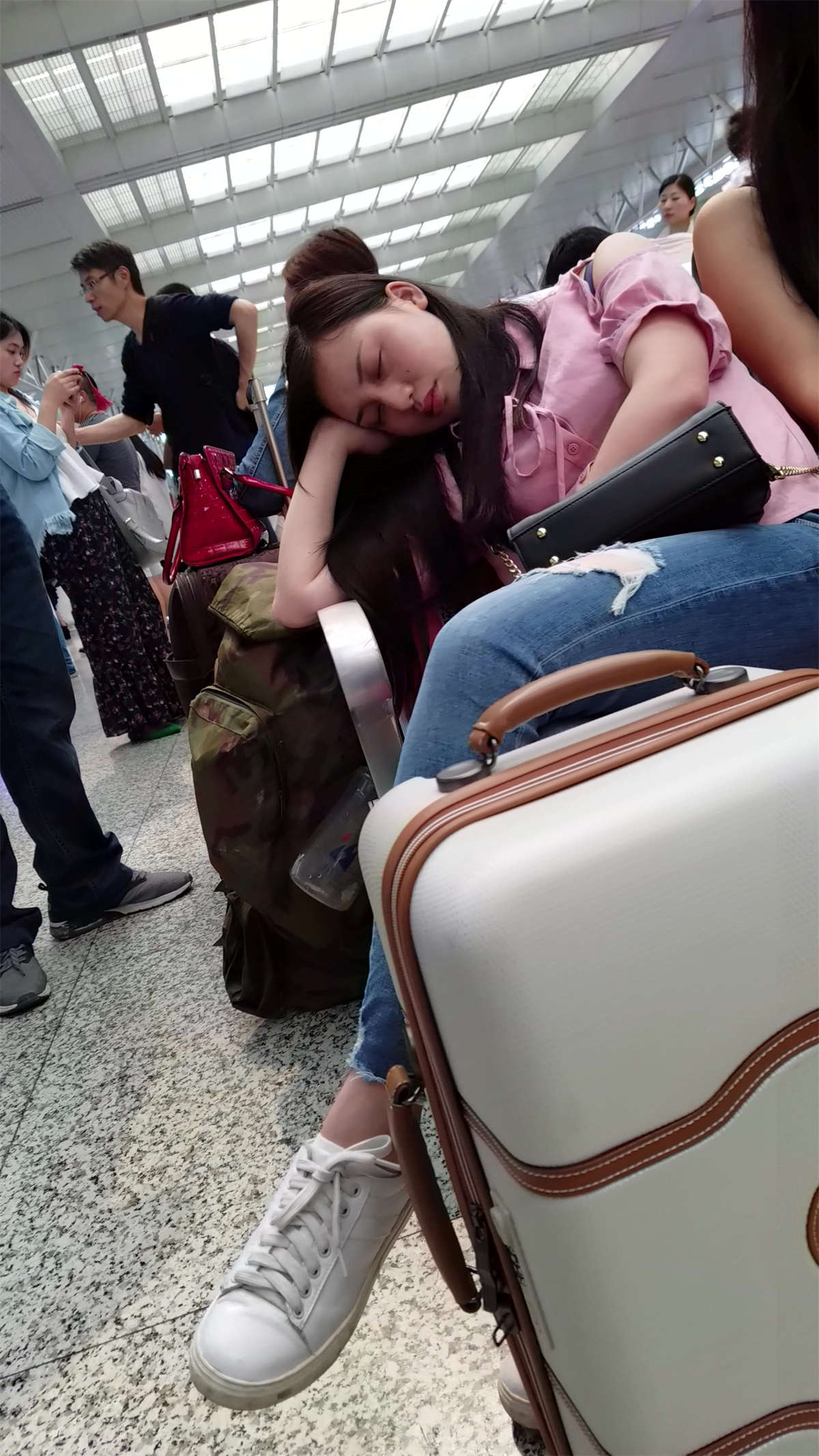 图片[2]-[4K高清视频]候车室小睡一会的破洞紧身蓝牛睡着的女孩-日更街拍