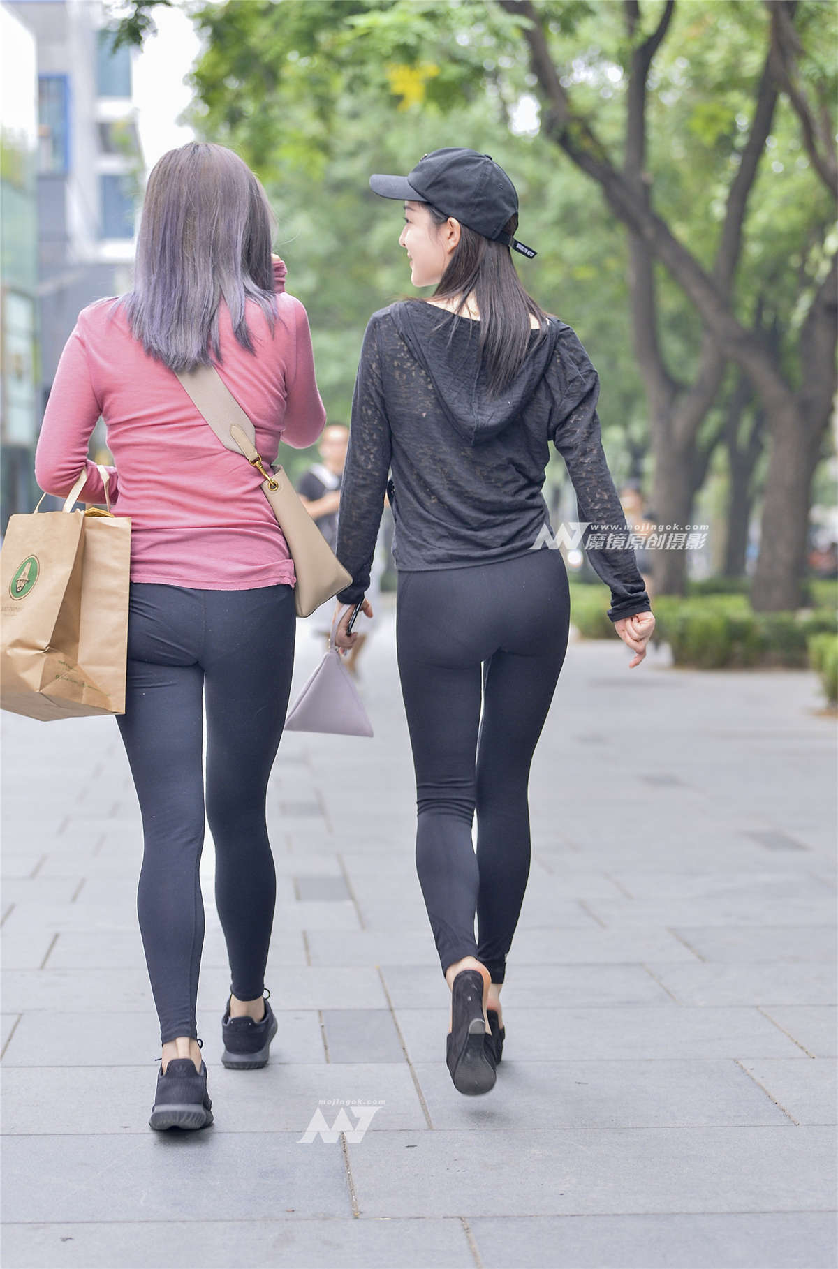 图片[2]-一对颜值完美性感迷人的闺蜜-日更街拍