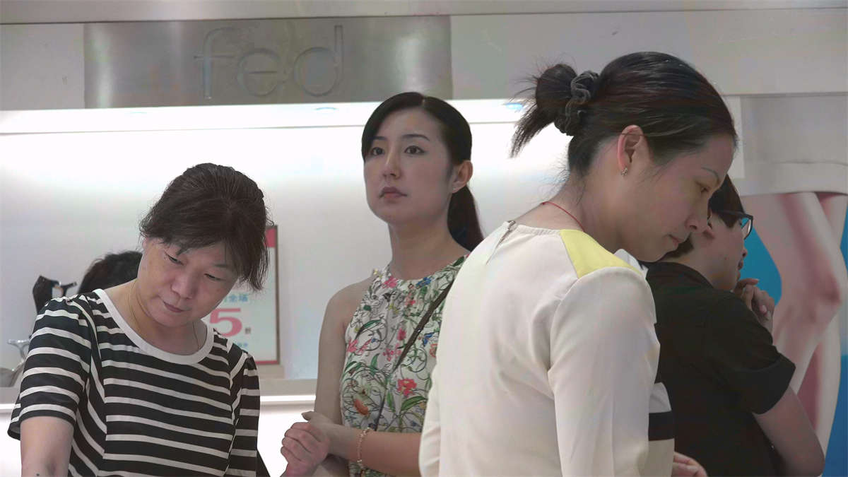 图片[2]-精致的美女陪闺密买鞋-日更街拍