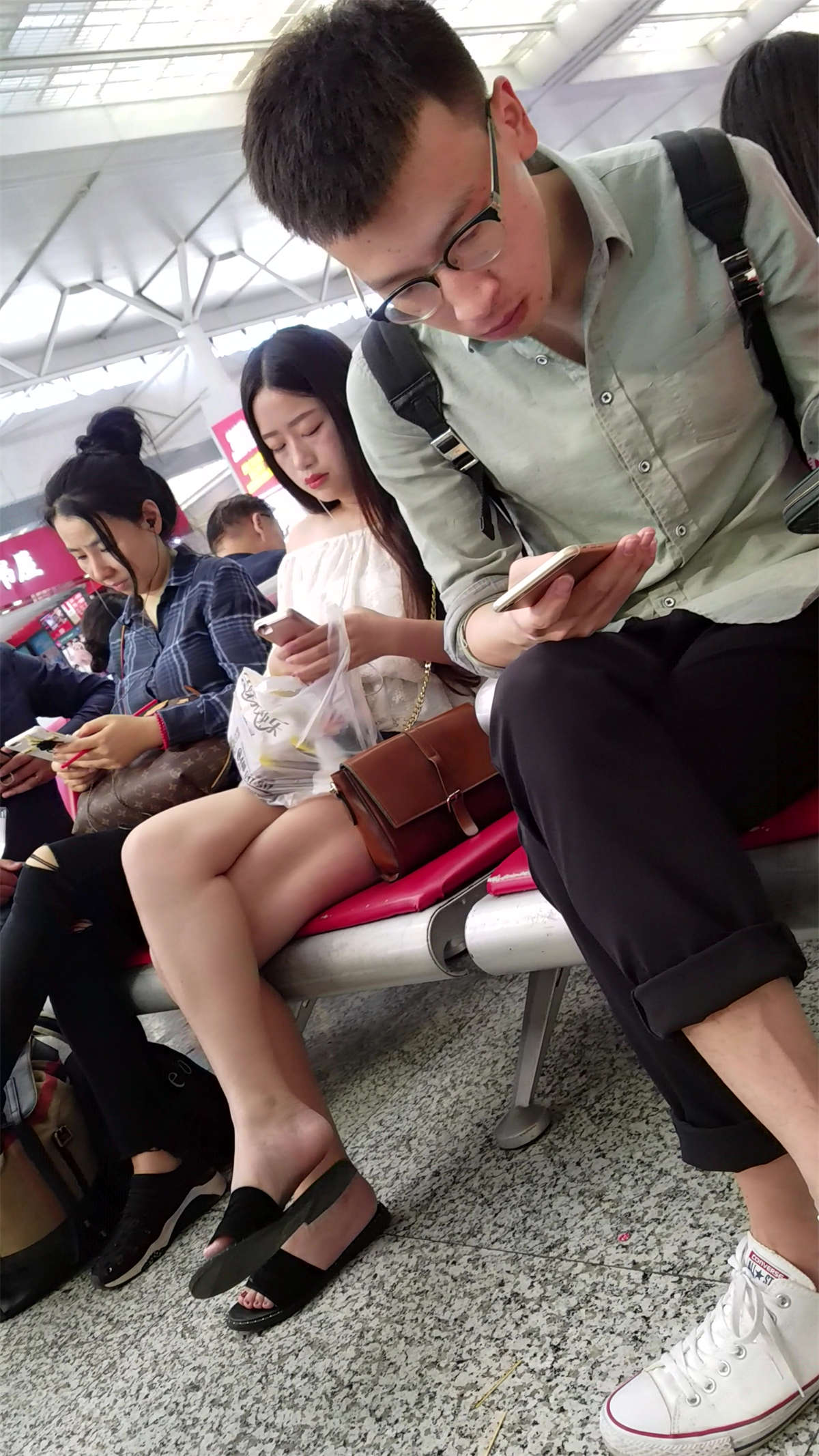 图片[2]-[4K高清视频]吊带衫热裤凉拖街拍美腿漂亮-日更街拍