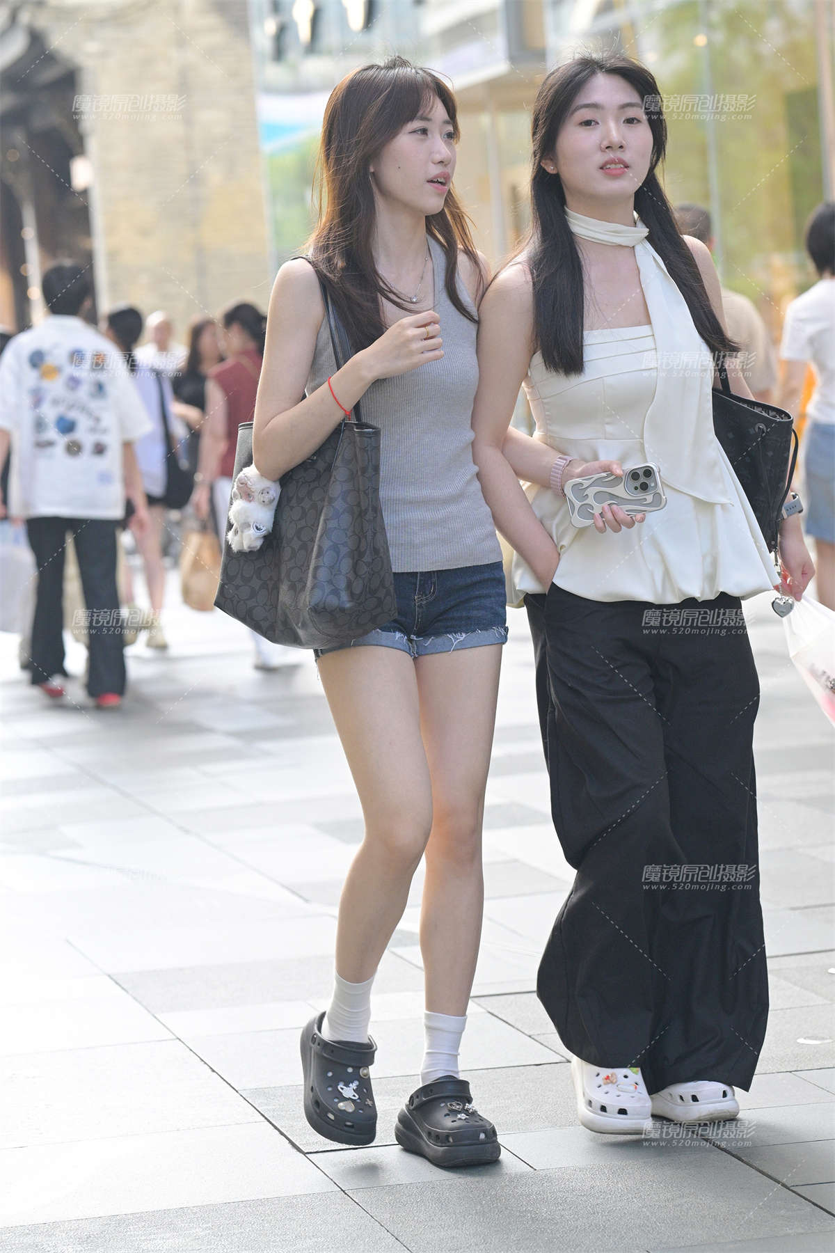 图片[2]-白嫩热裤牛仔-日更街拍