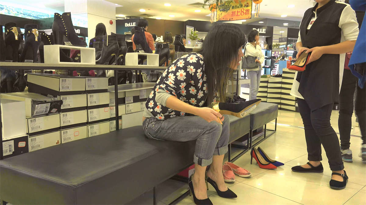 图片[2]-试穿高跟鞋的平底鞋MM-日更街拍