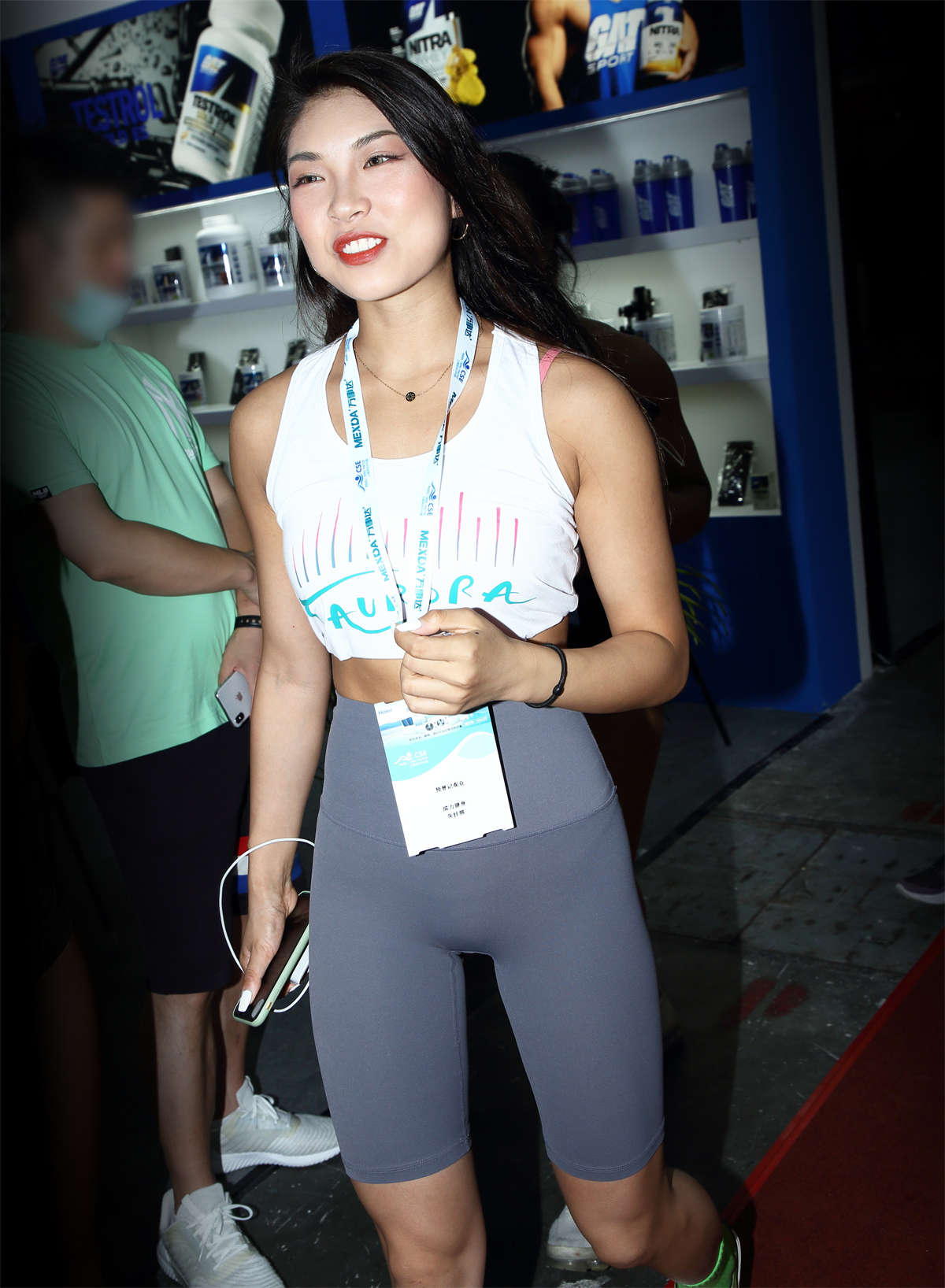 白色抹胸黑色紧身七分裤-日更街拍