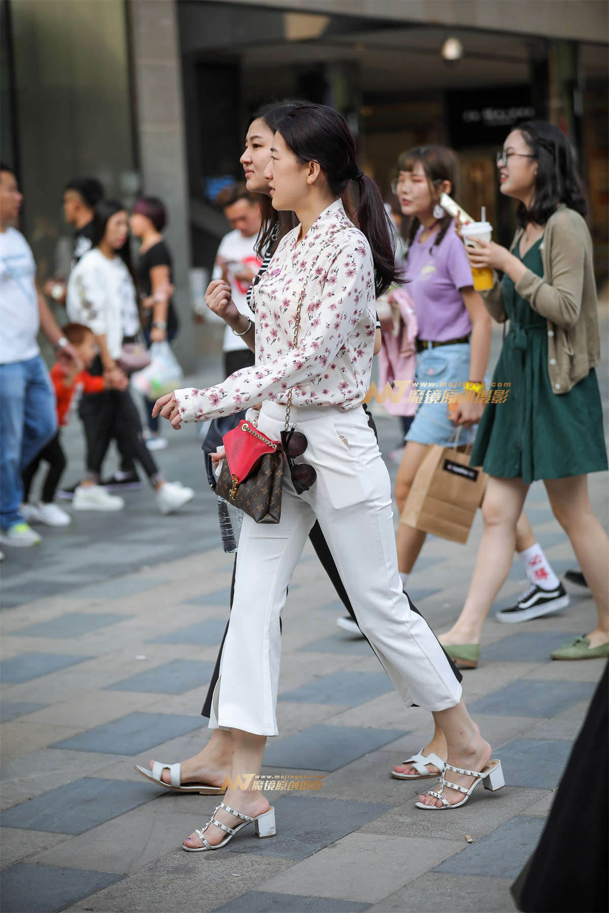 紧身白裤-日更街拍