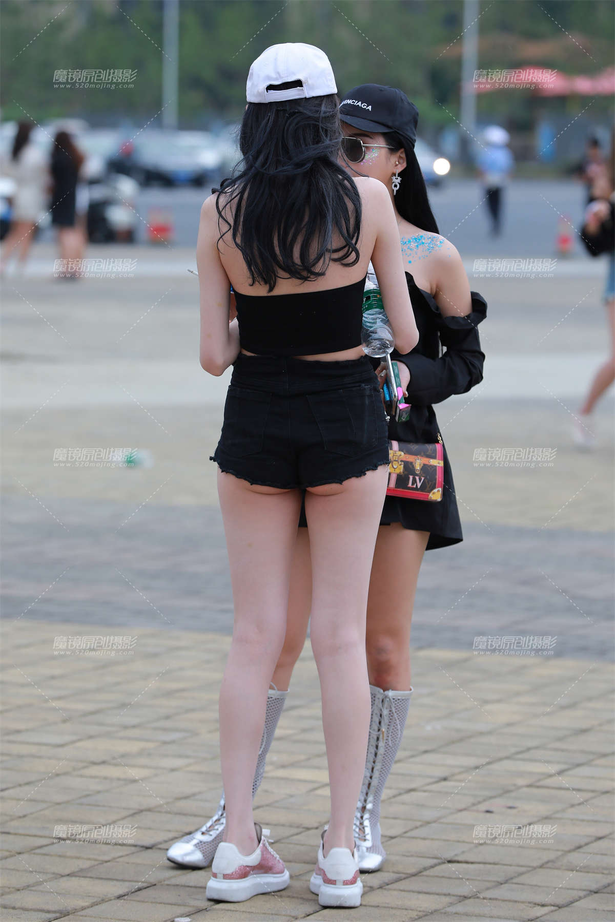 图片[2]-【补档】性感白皙热裤大长腿美女-日更街拍