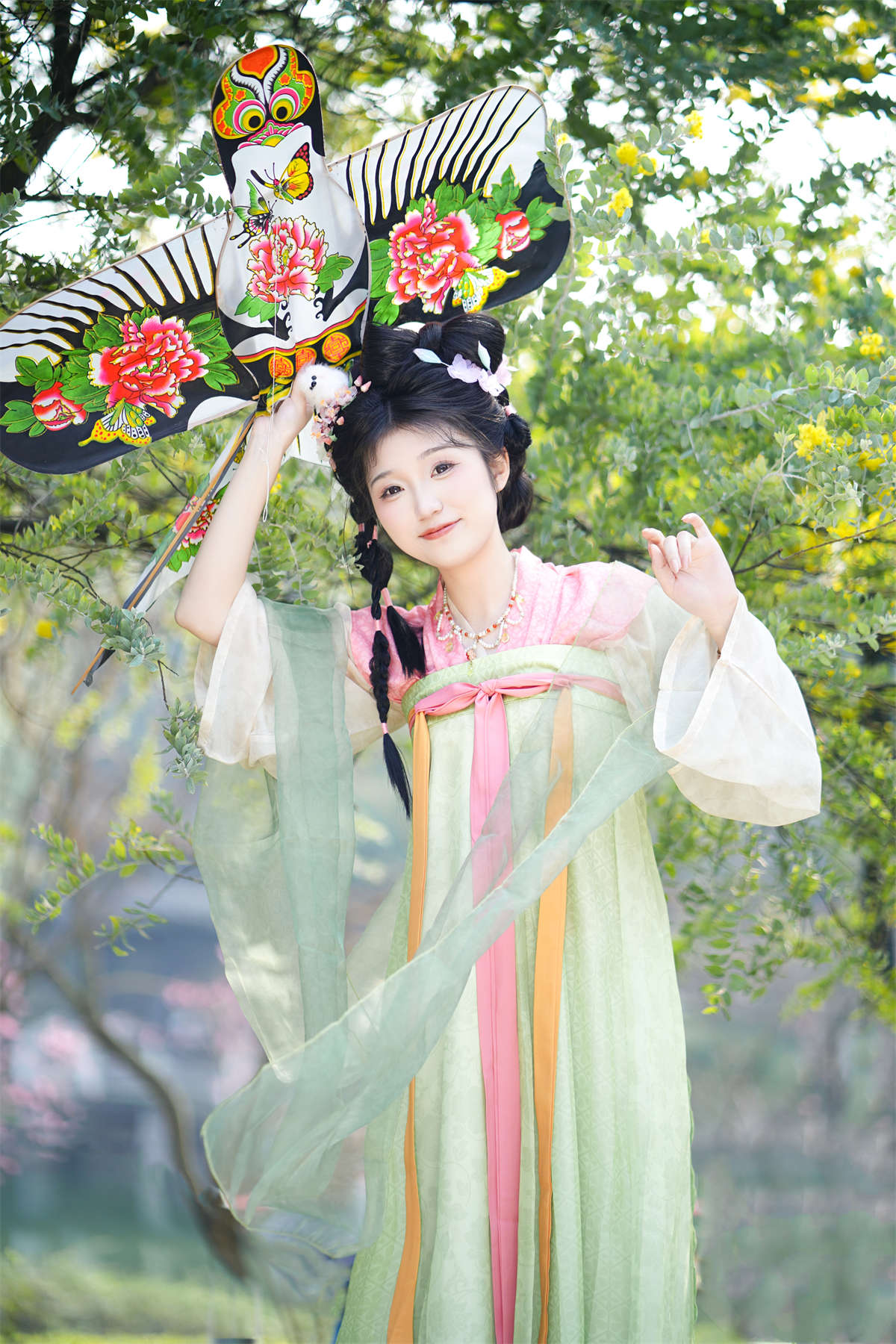 YITUYU艺图语 2025.04.06 合欢花开 梓榆喝点甜的呀-日更街拍