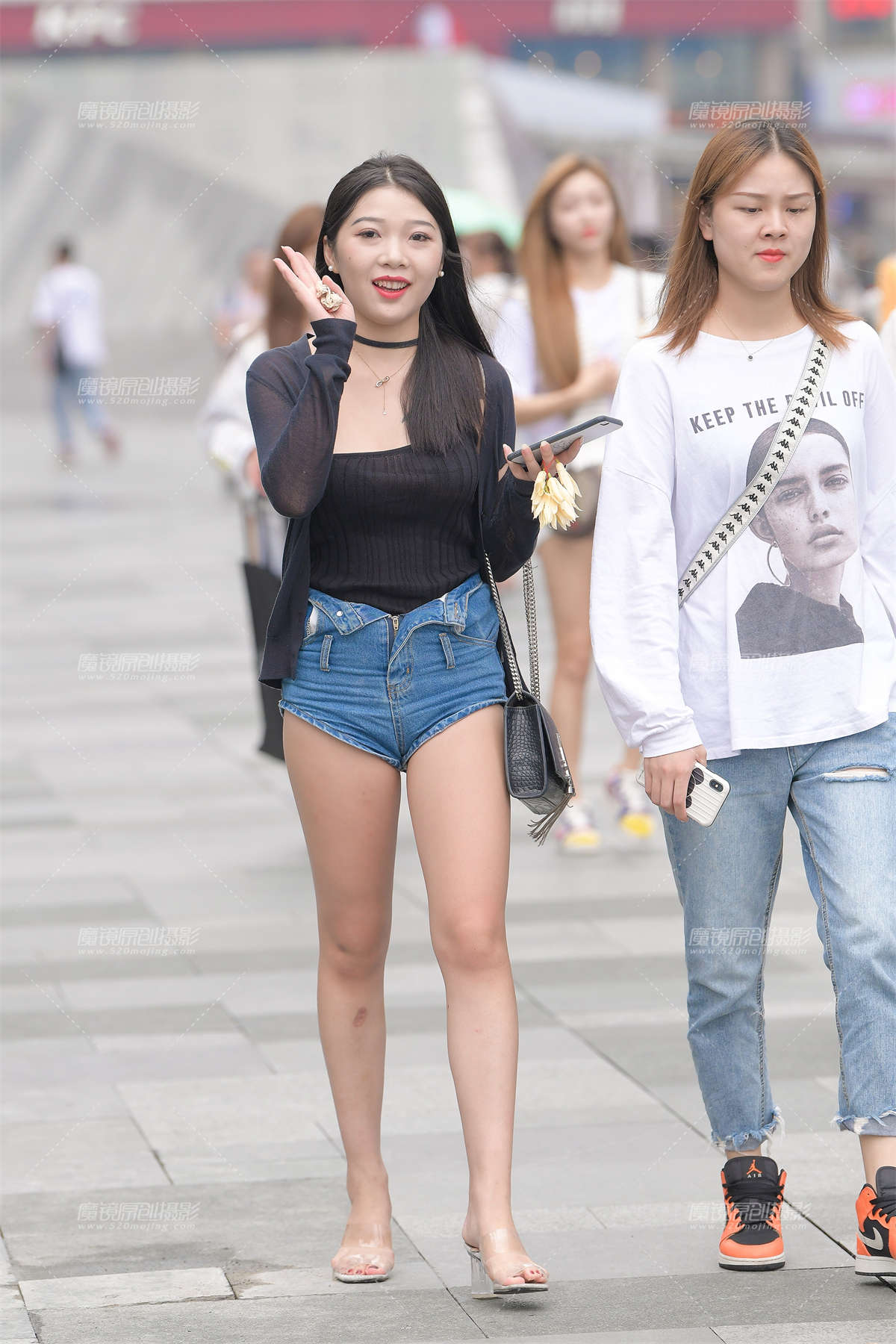 Hi~性感热裤小姐姐-日更街拍