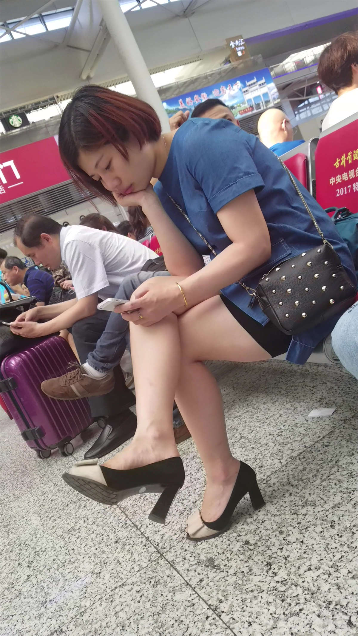 [4K高清视频]性感鱼嘴高跟鞋街拍短裙美腿-日更街拍