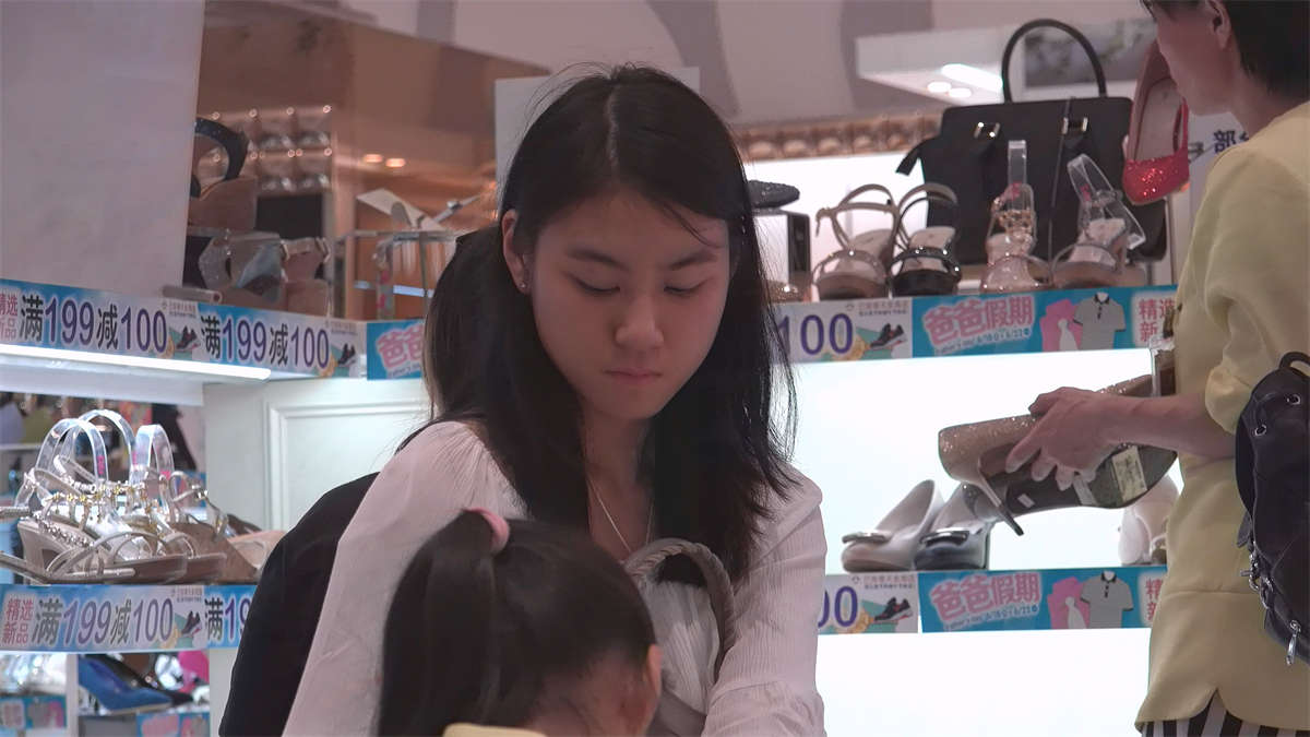 图片[2]-妹子的骨感玉足配上高跟才更显性感-日更街拍