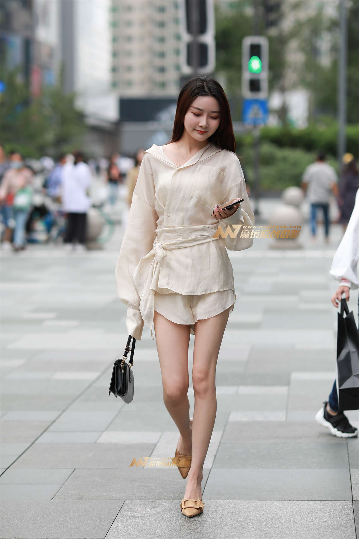 【凯恩赛帖】漂亮白皙美女 我愿意为你买单-日更街拍