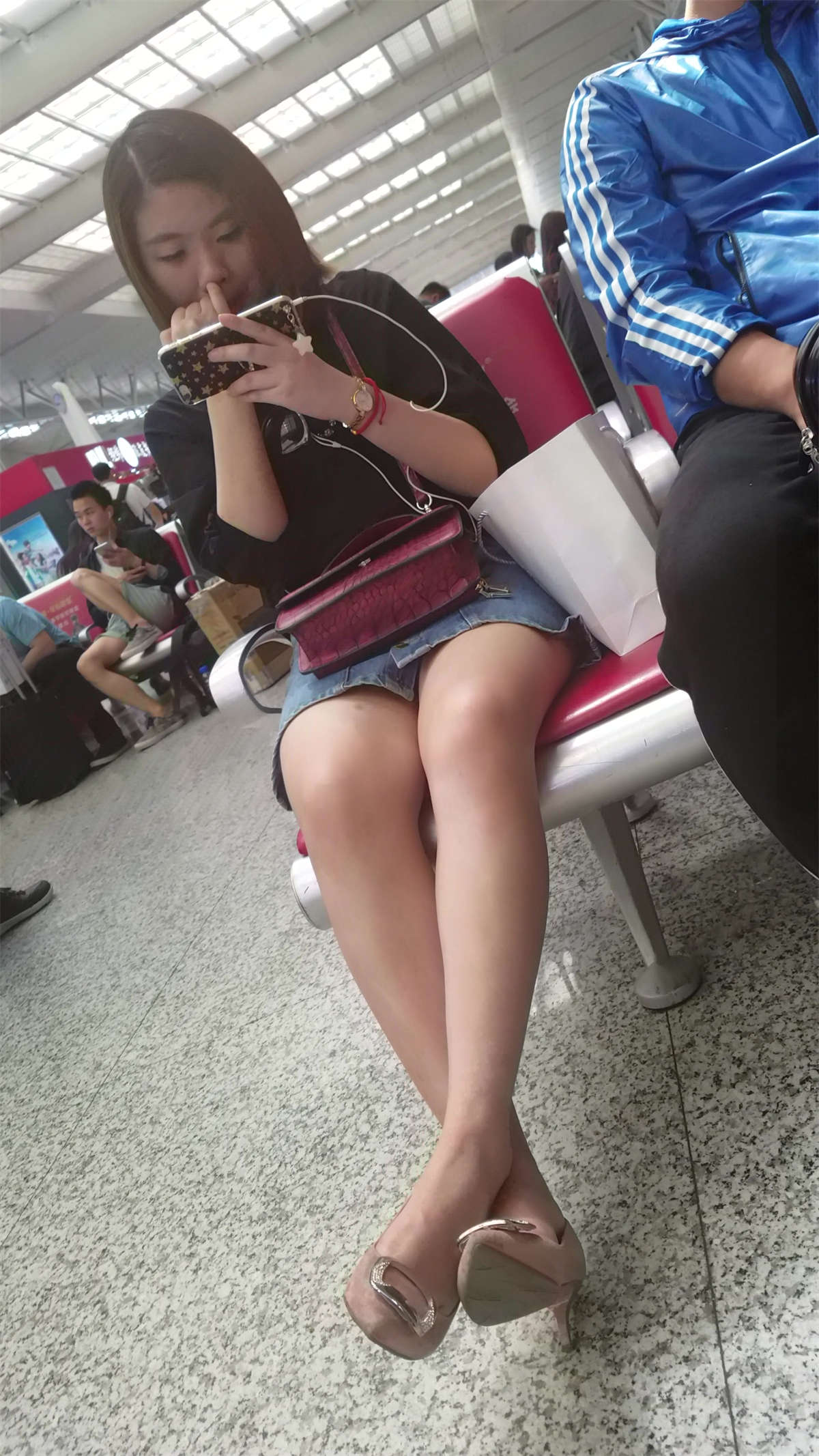 图片[2]-[4K高清视频]极品白皙美腿牛仔短裙气质街拍-日更街拍