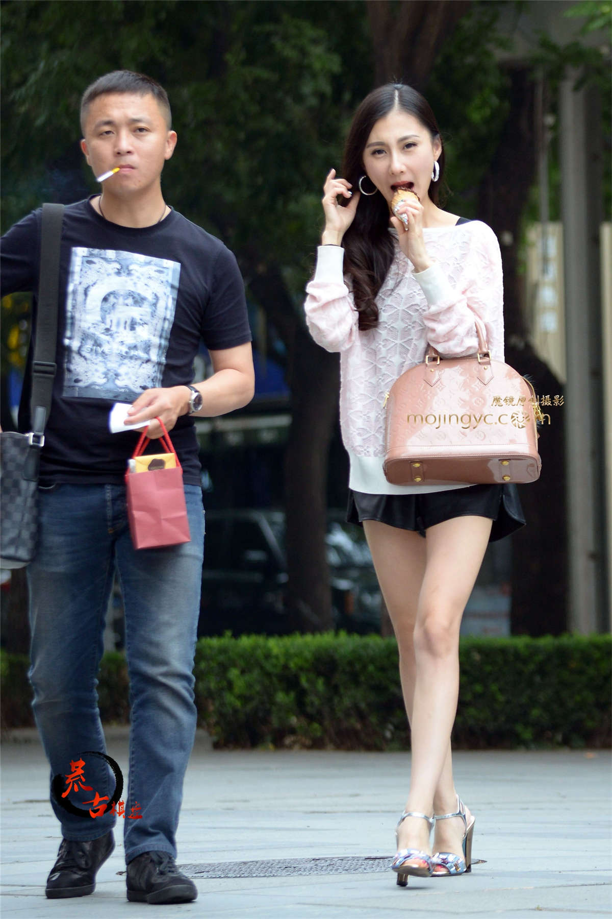 8-12 吃冰激凌的皮裙姑娘-日更街拍