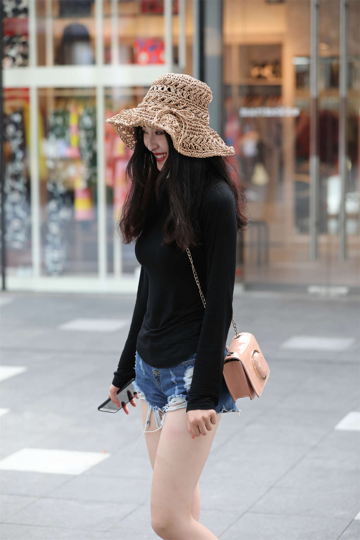 图片[2]-【辉辉赛贴】帽子黑色紧身衣热裤红唇美女-日更街拍